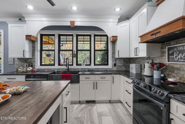 975 Lake Smoky Rd, Sevierville, TN 37876