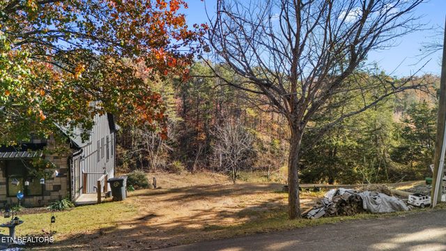 975 Lake Smoky Rd, Sevierville, TN 37876