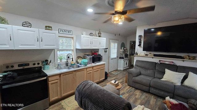 975 Lake Smoky Rd, Sevierville, TN 37876