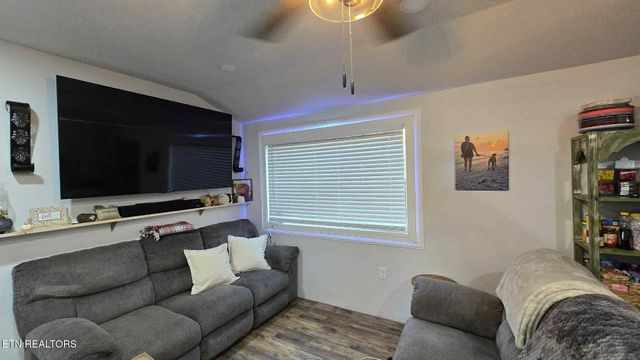 975 Lake Smoky Rd, Sevierville, TN 37876