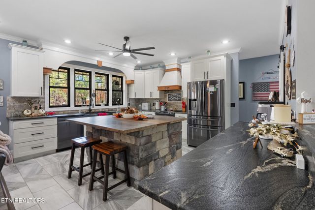 975 Lake Smoky Rd, Sevierville, TN 37876