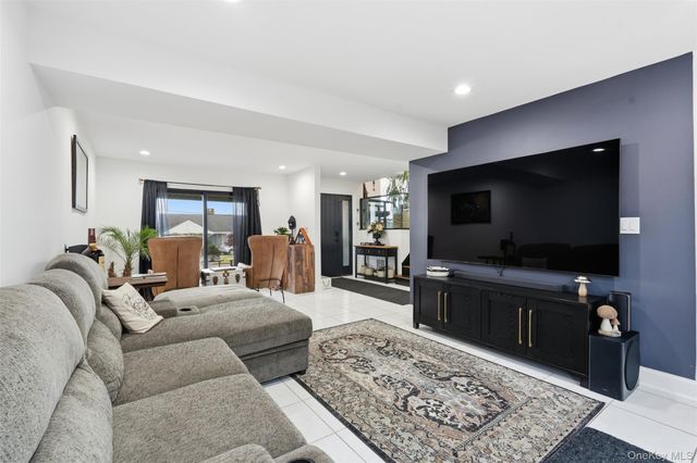 76 Kensington Oval, New Rochelle, NY 10805