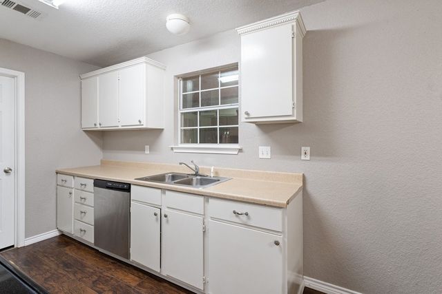 812 Barber Avenue, Cleburne, TX 76031