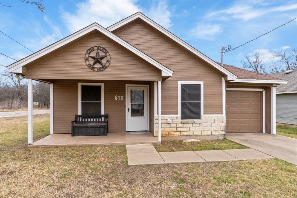 812 Barber Avenue, Cleburne, TX 76031