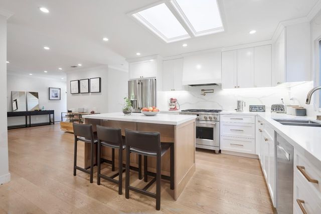 470 Martinsen Court, Palo Alto, CA 94306