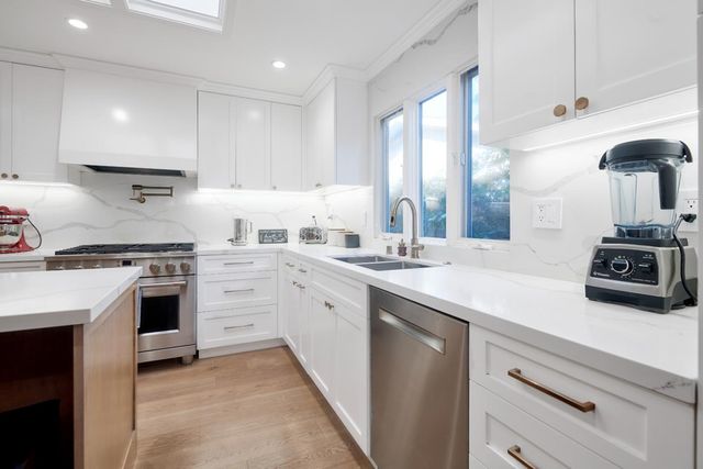 470 Martinsen Court, Palo Alto, CA 94306