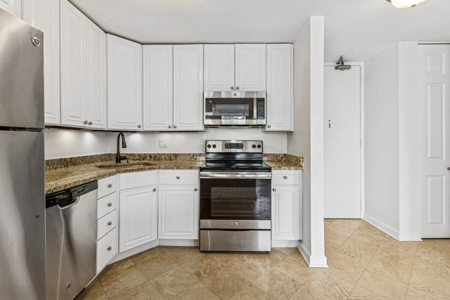 111 E Chestnut Street 20B, Chicago, IL 60611