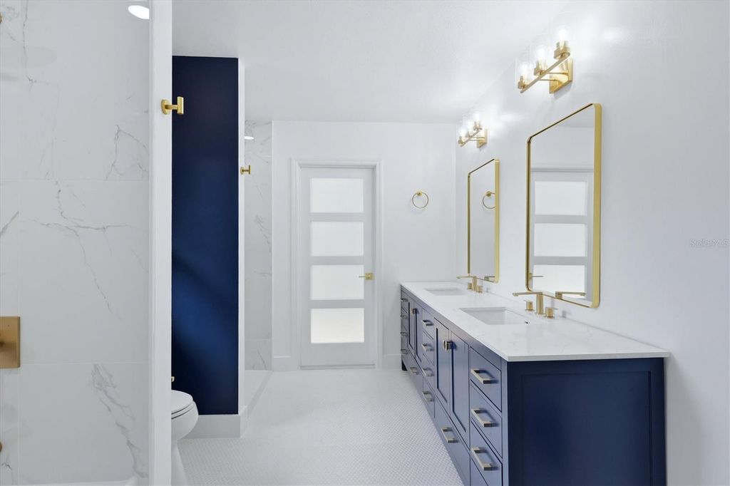 Image 22 of property listing at 2324 RIVERWOOD PINES DRIVE, Sarasota, FL 34231