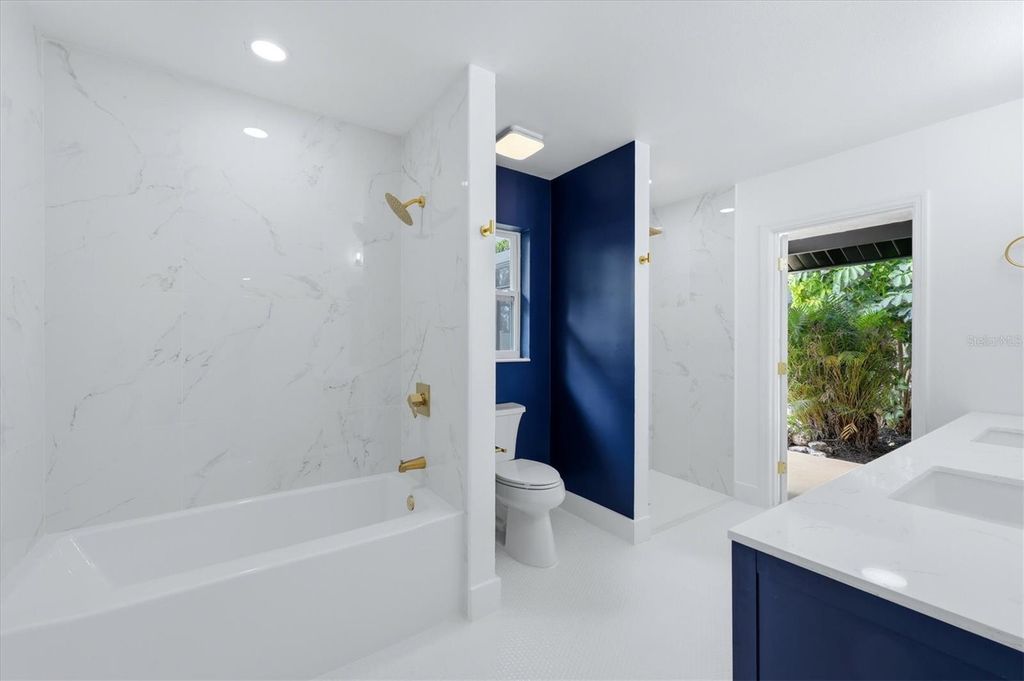 Image 24 of property listing at 2324 RIVERWOOD PINES DRIVE, Sarasota, FL 34231