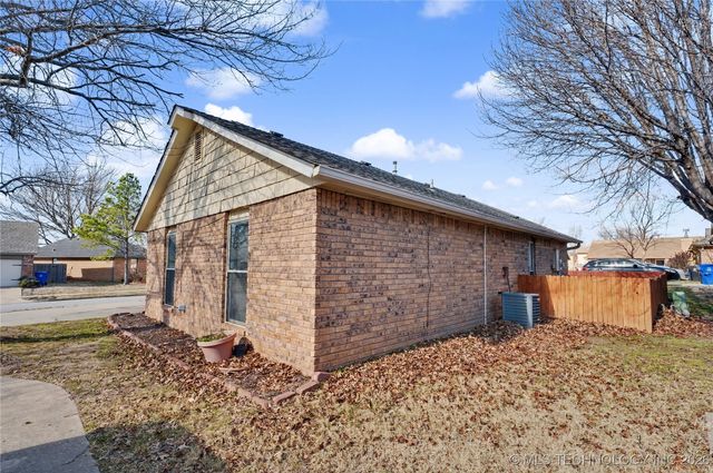 2717 S Narcissus Place, Broken Arrow, OK 74012