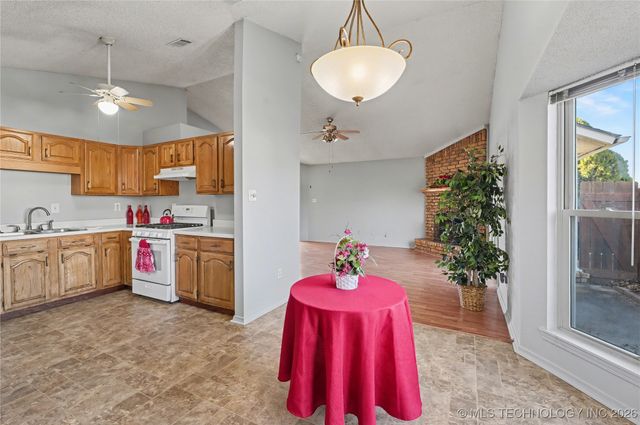 2717 S Narcissus Place, Broken Arrow, OK 74012