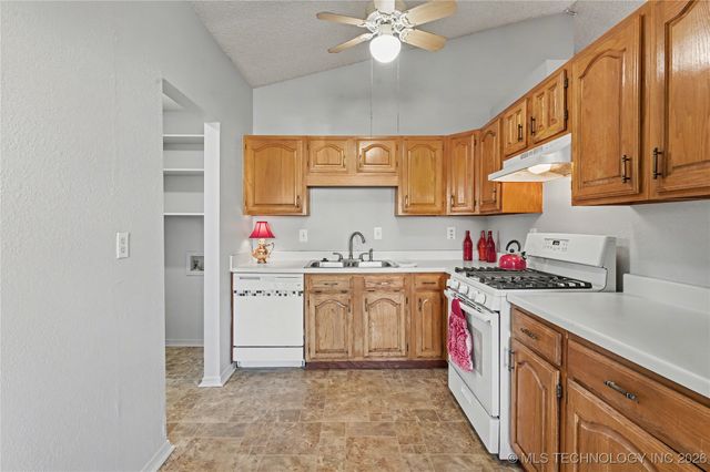 2717 S Narcissus Place, Broken Arrow, OK 74012