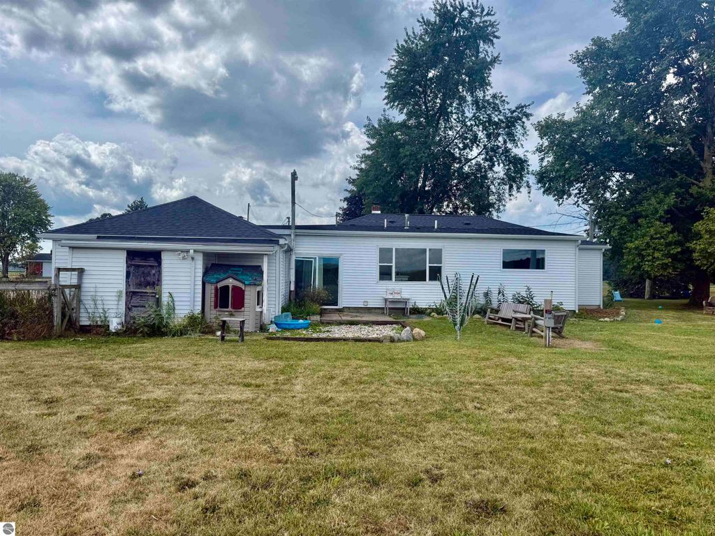 Image 5 of property listing at 5380 N Baldwin Road, St Louis, MI 48880