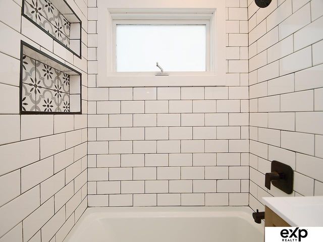 918 S 38th Street, Omaha, NE 68105