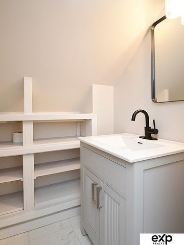 918 S 38th Street, Omaha, NE 68105