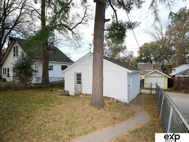 918 S 38th Street, Omaha, NE 68105