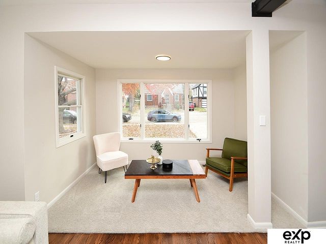 918 S 38th Street, Omaha, NE 68105