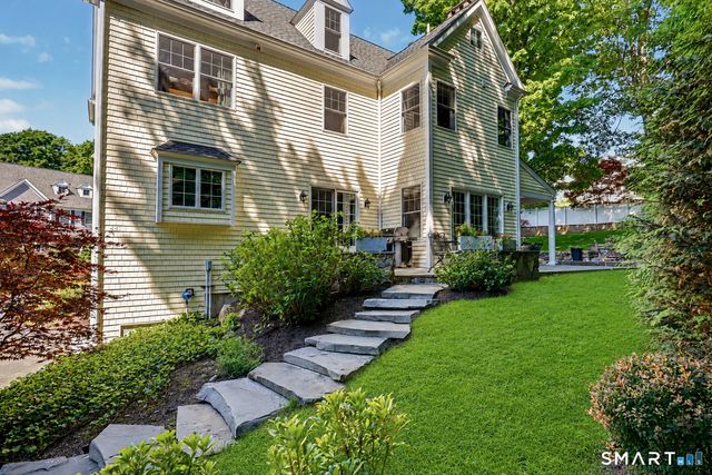 2 Ginos Way, Ridgefield, CT 06877