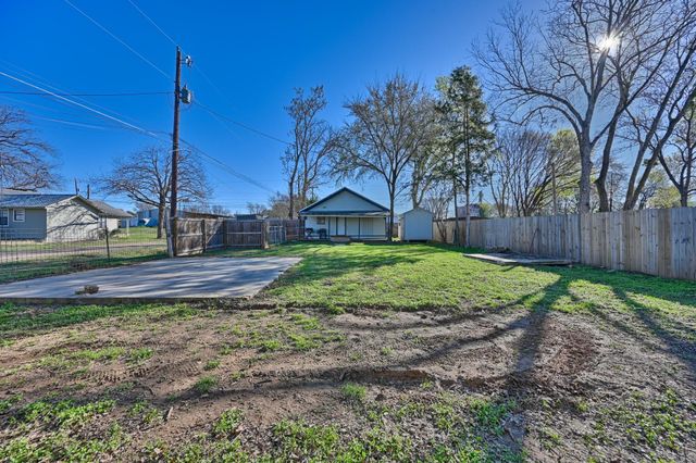 533 Giddings ST, Lexington, TX 78947