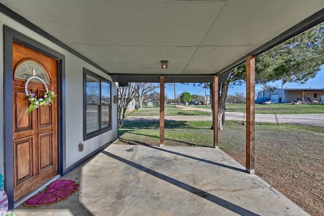 533 Giddings ST, Lexington, TX 78947