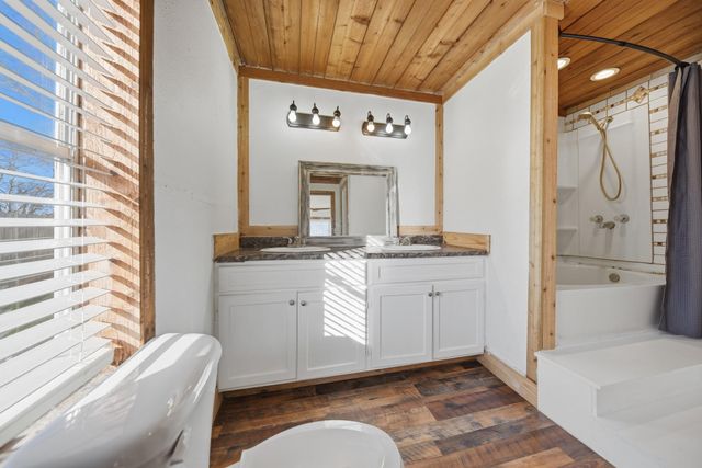 533 Giddings ST, Lexington, TX 78947