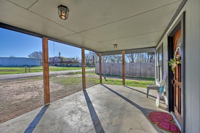 533 Giddings ST, Lexington, TX 78947