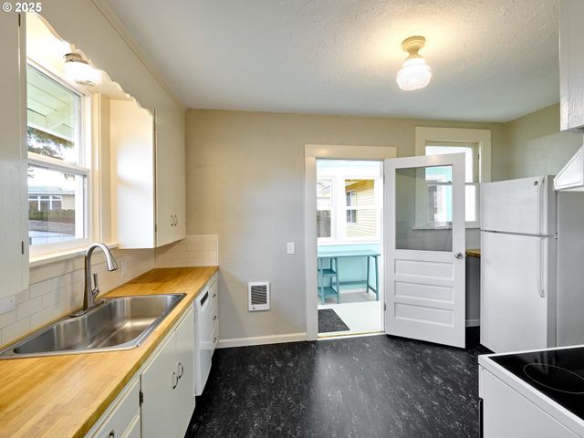 308 A St, Silverton, OR 97381