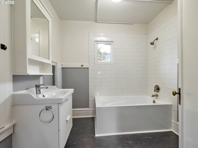 308 A St, Silverton, OR 97381