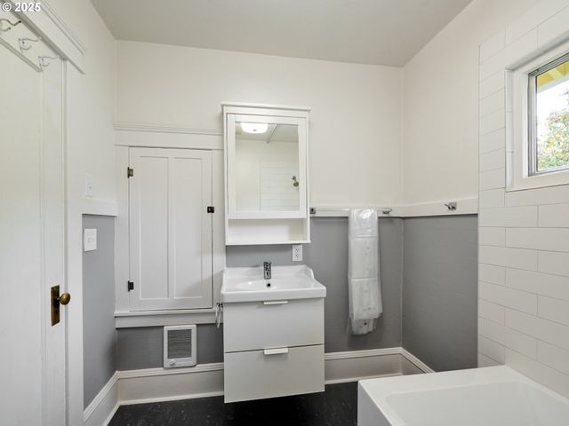 308 A St, Silverton, OR 97381