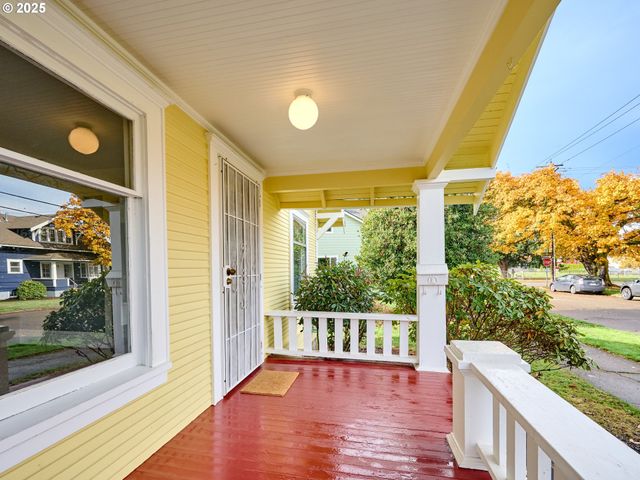 308 A St, Silverton, OR 97381