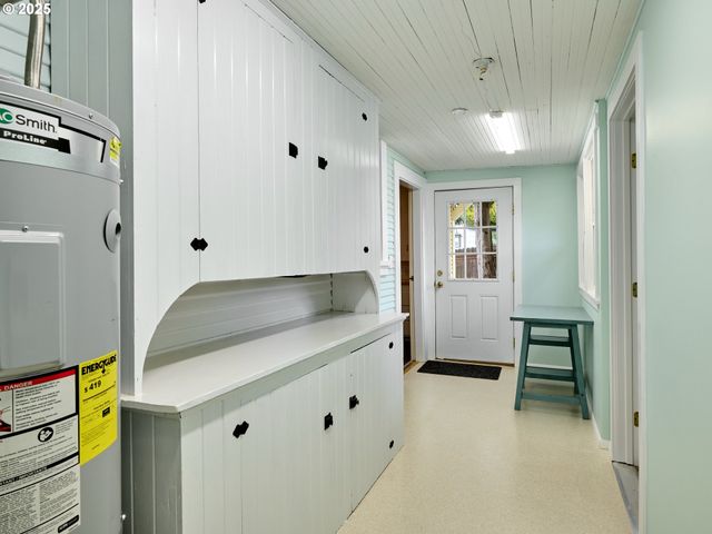 308 A St, Silverton, OR 97381