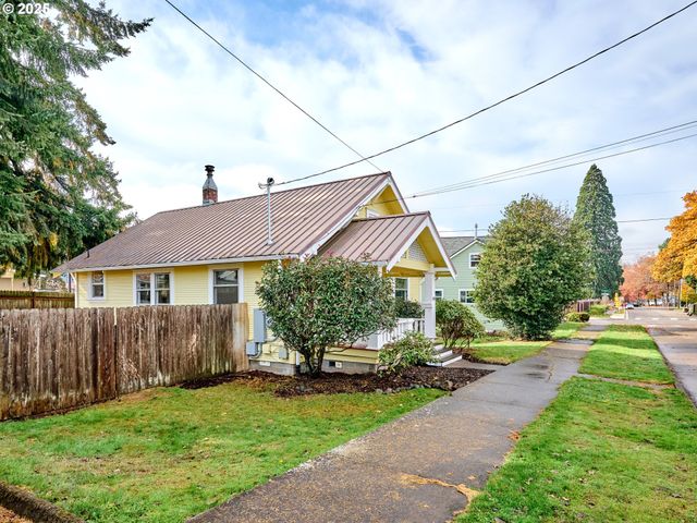 308 A St, Silverton, OR 97381