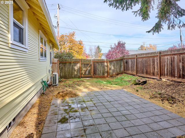 308 A St, Silverton, OR 97381