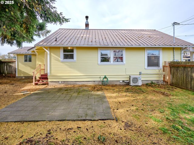 308 A St, Silverton, OR 97381