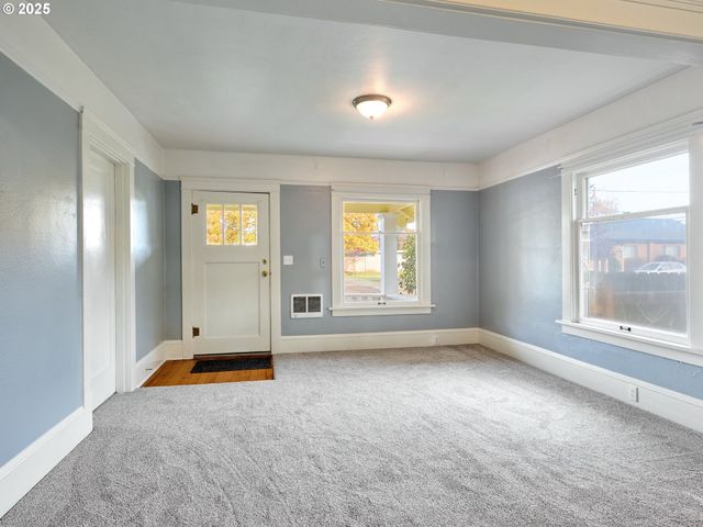 308 A St, Silverton, OR 97381