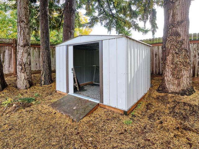 308 A St, Silverton, OR 97381