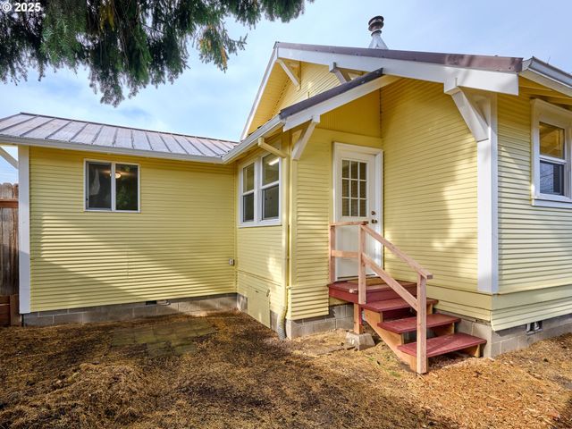308 A St, Silverton, OR 97381