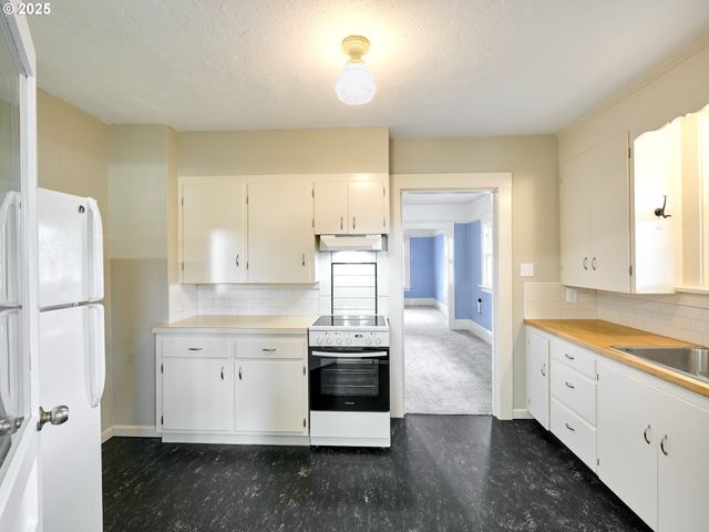 308 A St, Silverton, OR 97381