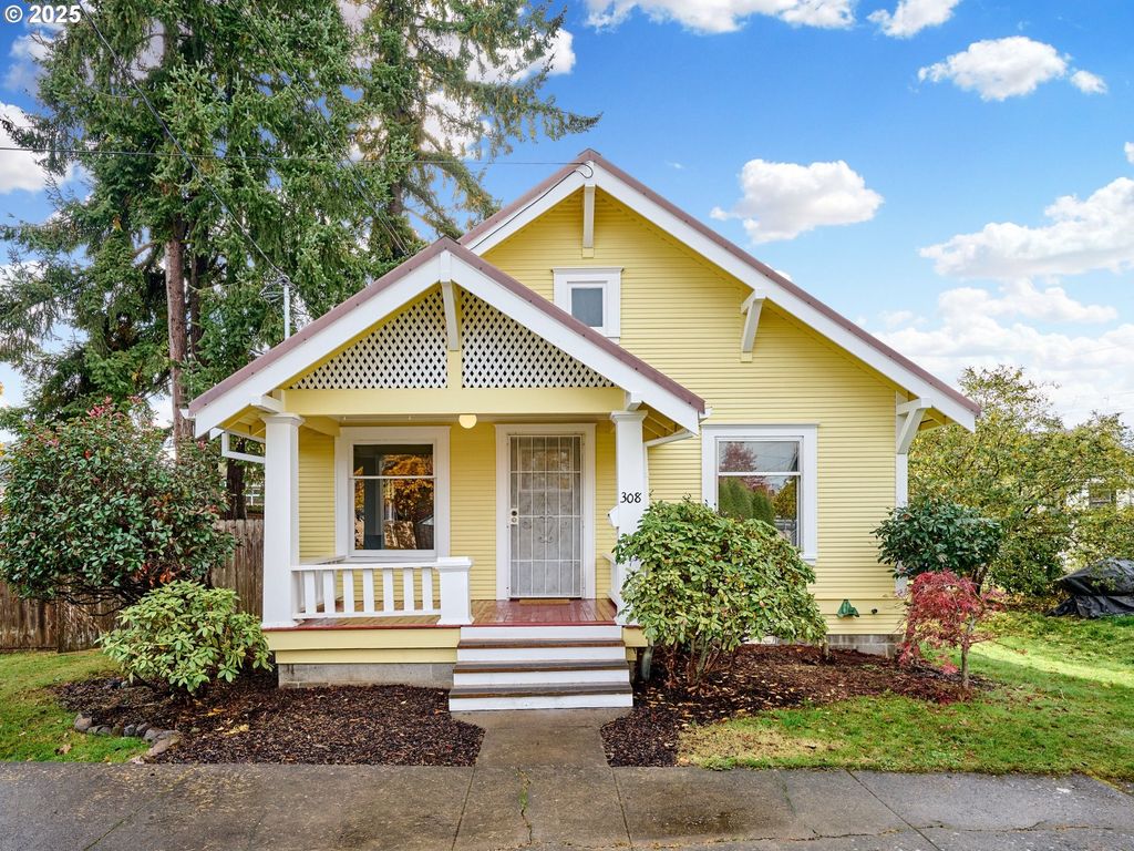 308 A St, Silverton, OR 97381