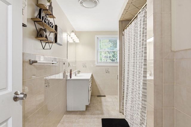 24 Lawton St, Haverhill, MA 01830