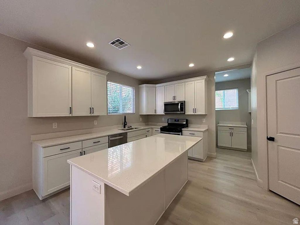 Image 15 of property listing at 840 N TWIN LAKES DR #414, St. George, UT 84770