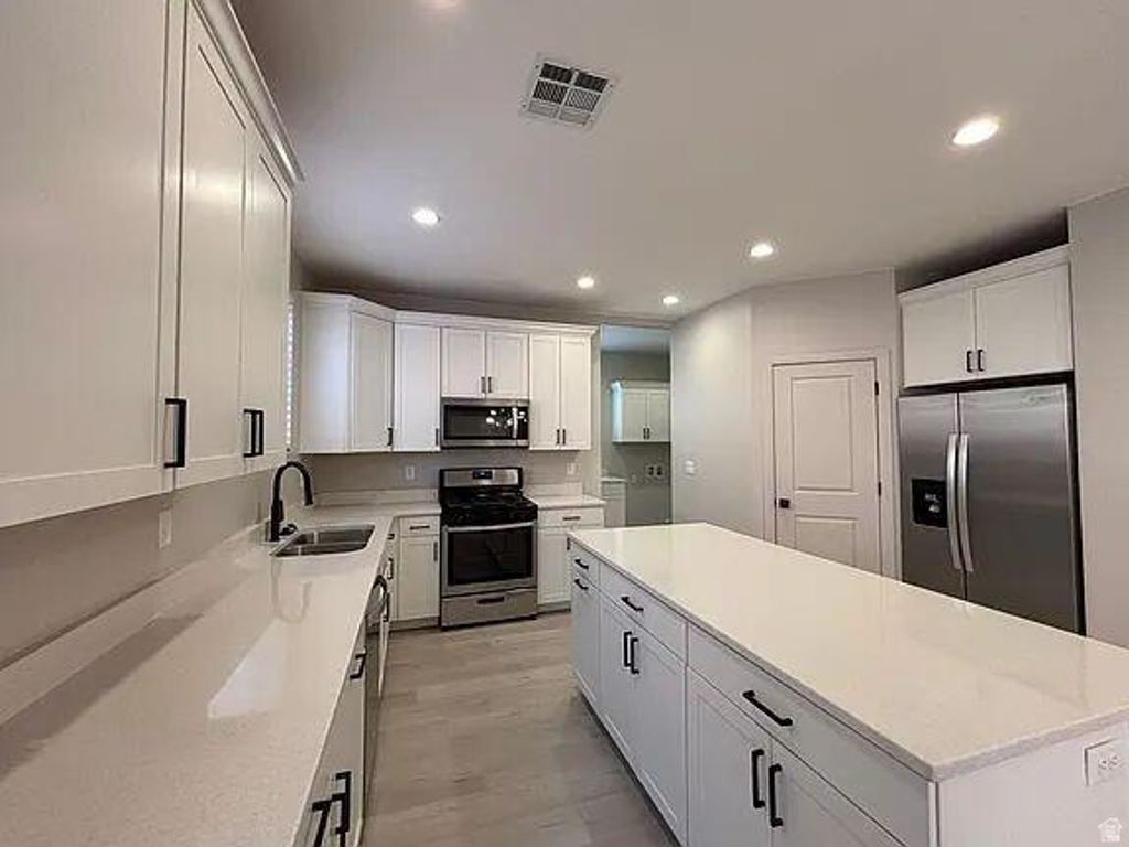 Image 16 of property listing at 840 N TWIN LAKES DR #414, St. George, UT 84770