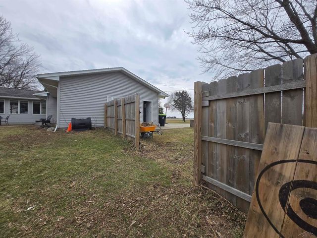 2055 S Farley Road, Bay City, MI 48747