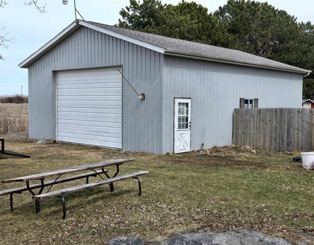 2055 S Farley Road, Bay City, MI 48747