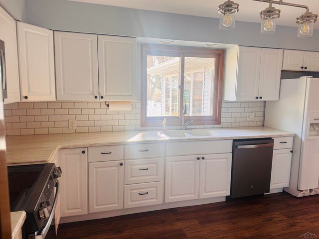 2055 S Farley Road, Bay City, MI 48747