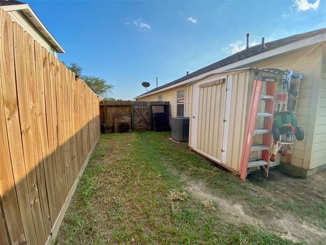 4007 Hunters Ridge Drive, Baytown, TX 77521