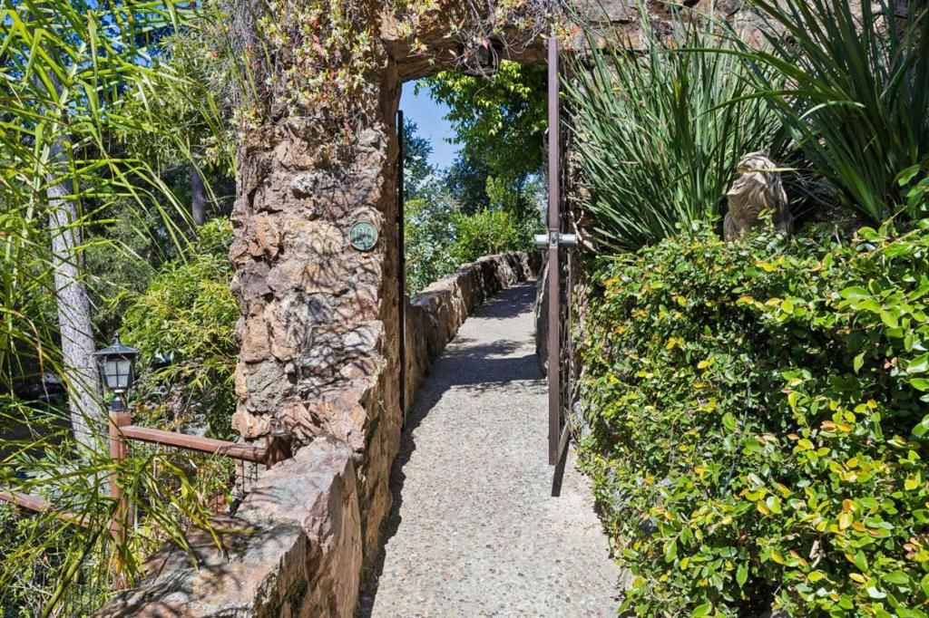 Image 7 of property listing at 120 Gramercy Drive, San Mateo, CA 94402