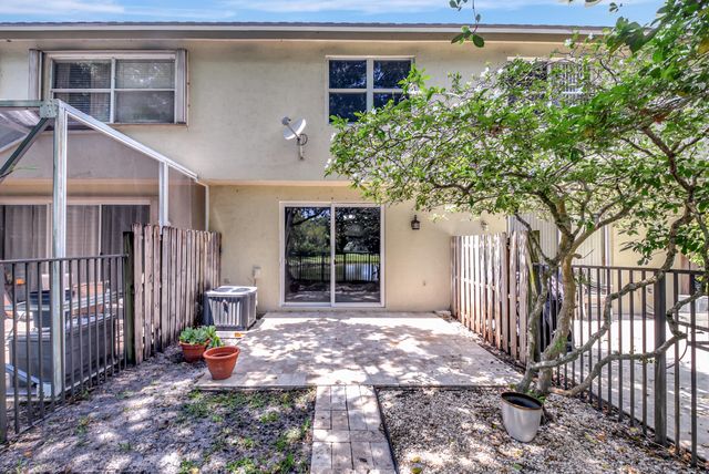 6306 Crescent Lake Way, Greenacres, FL 33463