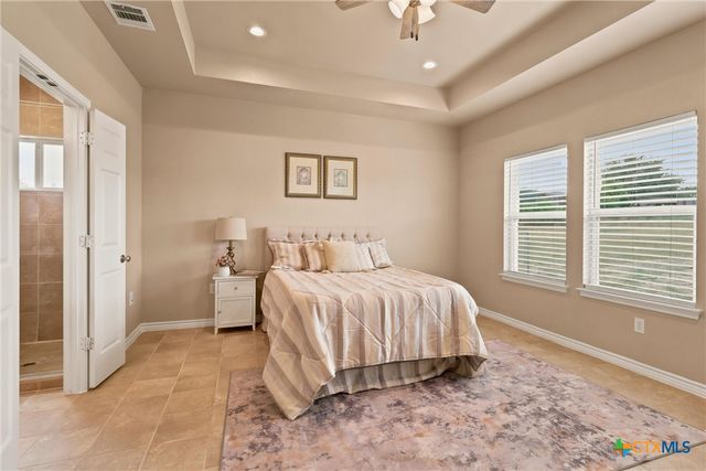 200 Lakeview Circle, La Vernia, TX 78121