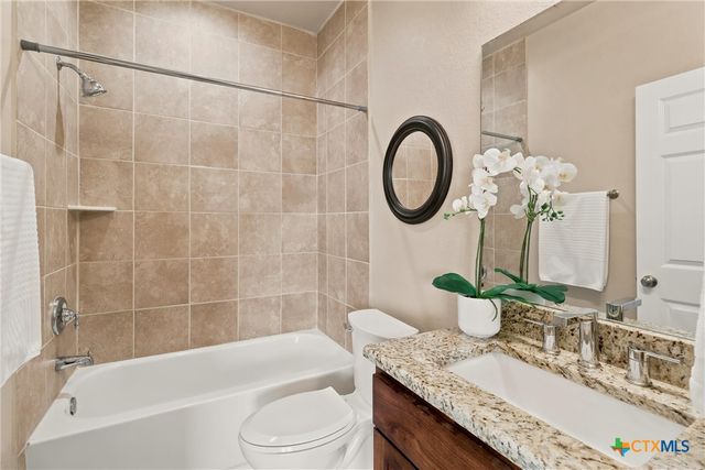 200 Lakeview Circle, La Vernia, TX 78121